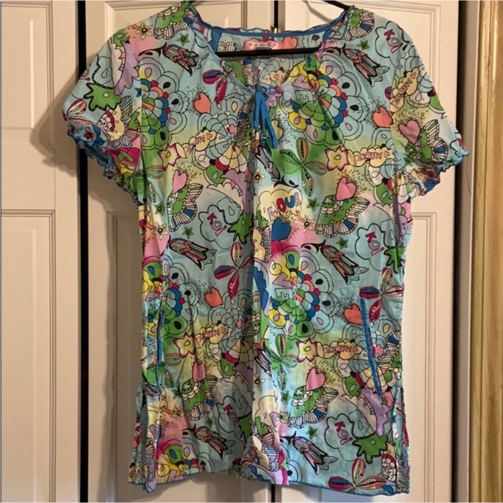 Koi Bridgette Colorful Graphic Print scrub Top